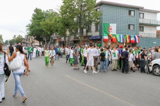 Une foule réunie devant des commerces du Petit Maghreb.