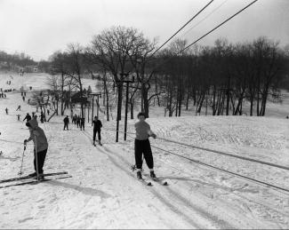 Skieurs se faisant tirer par le remonte-pente sur le mont Royal