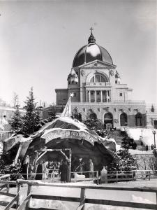 Un couple regarde la crèche sur la terrasse devant l’Oratoire Saint-Joseph, décembre 1950.