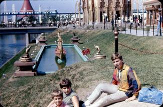 Jean Huard et deux de ses frères et soeurs devant la pavillon de la Thaïlande