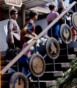 Jean Huard et sa famille montant les escaliers d'un pavillon