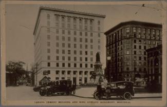 Carte postale noir et blanc montrant le monument King Edward et deux édifices sur le square Phillips.