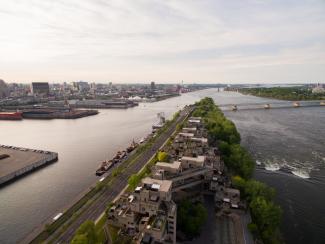 Vue aérienne de la Cité du Havre, avec Habitat 67 au premier plan, et la ville en arrière-plan.