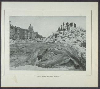 Photographie d'un monticule de glace en embâcle le long d'une rue, surmonté de personnes. 