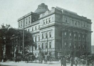 Photo ancienne d'un palais de justice à partir de la rue Notre-Dame avec des calèches et des hommes en avant-plan.