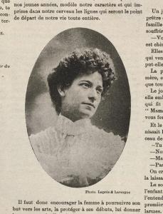 Photo en médaillon d’une jeune femme dans la page d’une revue.