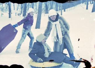 Trois femmes glissent sur le mont Royal en hiver