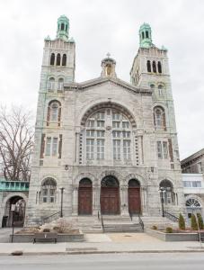 Photo couleur de la façade de l'église Saint-Charles