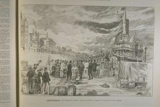 Illustration du bateau dans le port, avec une foule qui accueille les arrivants.