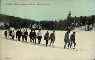 Carte postale couleur montrant 15 skieurs en file de deux. 