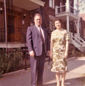 Les parents de José-Louis Jacome devant leur maison de la rue Drolet.