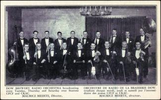 Carte postale montrant deux rangées de musiciens. On peut lire « Orchestre de radio de la brasserie Dow irradiant chaque mardi, jeudi et samedi par l’intermédiaire des postes CFCF et CKAC. 