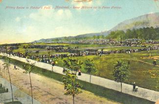 Carte postale montrant une revue militaire sur la ferme Fletcher.