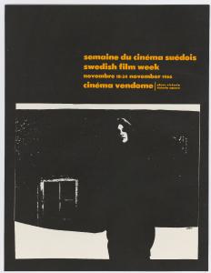 Affiche de couleur noire de la semaine du cinéma suédois en 1966. Dans le bas de l'affiche, il y a la photo d'une femme devant une maison.