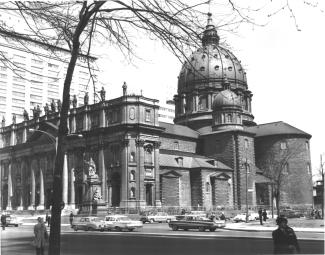 Photo de la cathédrale Marie-Reine-du-Monde et du monument à Mgr Bourget