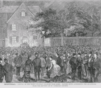 Le père Dowd s'adressant à la foule depuis le presbytère de l'église Saint-Patrick.