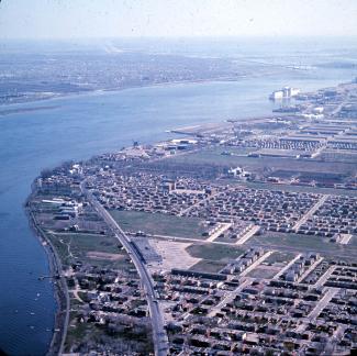 Vue aérienne montrant le village de Longue-Pointe avant sa démolition