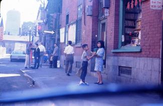 Scène de rue dans le Quartier chinois en 1966. 