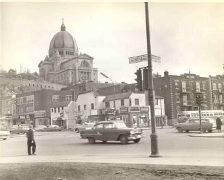 Vue de l’Oratoire Saint-Joseph du Mont-Royal à partir de la rue Côte-des-Neiges vers 1960.