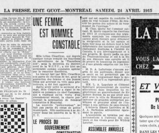 Article de journal en noir et blanc avec un gros titre sur trois lignes.