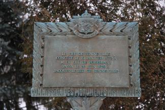 Plaque commémorative sur laquelle on peut lire \"Le fief de Senneville, concédé le 19 janvier 1672 à M. Du Gué de Boisbriant, passa le 20 juin 1679 à Jacques Le Ber de Senneville