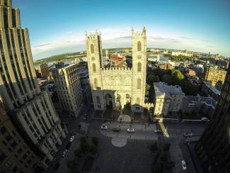 Vue aérienne de la basilique Notre-Dame et de la place d'Armes.