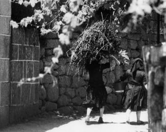 Deux femmes au travail dans une province rurale au Portugal dans les années 1970.