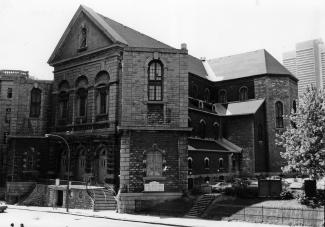 Façade du Gesù avec l'ancien collège Sainte-Marie à la gauche.