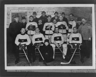 Photo d’équipe des Wanderers de Montréal, évoluant alors au sein de la Ligue fédérale de hockey amateur.