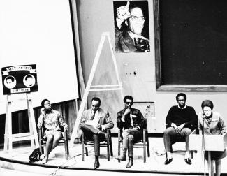 Cinq personnes sont assises sur une estrade lors du Congrès des écrivains noirs 