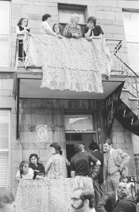 Amis et familles portugais sur les balcons d'un duplex.