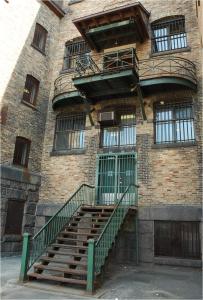 Photo récente montrant le balcon de la prison qui servait de potence