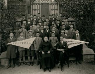 Des élèves chinois posent devant l’Académie du Plateau avec l’abbé Roméo Caillé.