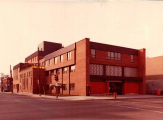 Façade du nouveau bâtiment au 7500 Saint-Denis en 1965.