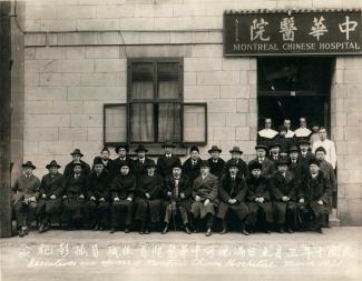 Les responsables de l’hôpital chinois ) et les soeurs Marie-du-Saint-Sacrement, Marie-de-la-Visitation et Gertrude Campbell sont photographiés devant le premier bâtiment de l’hôpital, rue Clarke.