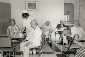 Scène de la cafétéria des malades, au deuxième étage du nouvel hôpital en 1965.