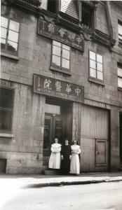 Deux religieuses posent devant la façade du nouveau local de l’hôpital chinois, au 112 rue De La Gauchetière.