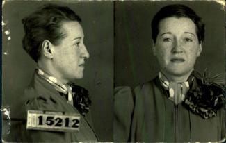 Photographie de profil et de face d’une femme portant un foulard à gros pois.