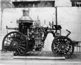 Photographie latérale d'une pompe à vapeur.