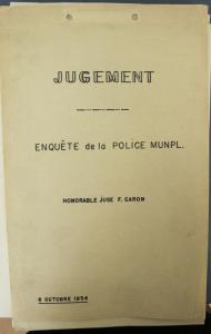 Page couverture d’un document sur laquelle il est inscrit, au centre : « Jugement/Enquête de la police munpl./Honorable Juge F. Caron ». La date du jugement est visible en bas à gauche.