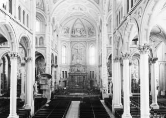 La nef de l'église du Gésu, à Montréal. On y voit l'ensemble de la nef, la chaire et une partie des bancs.