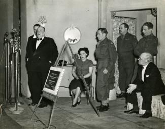 Gala de la 101e représentation de Tit-Coq au théâtre Gésu, en présence de Camillien Houde. On voit également sur la photo Juliette Huot, Gratien Gélinas, Clément Latour et Fred Barry.