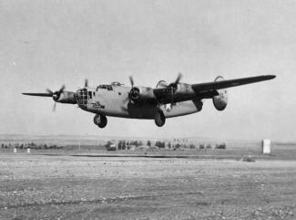 Un bombardier B-24 américain en plein vol en 1943.