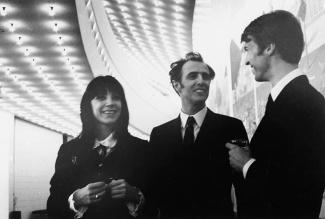 Renée Claude, Gilles Vignault, Stéphane Venne sous les lumières de l’entrée de l’Expo Théâtre