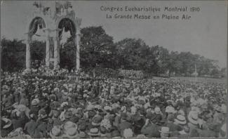 Foule regardant une fanfare pendant la grande procession du congrès eucharistique.