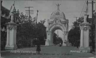 Arche située au coin des rues Cherrier et St-Hubert pour la grande procession du congrès eucharistique.