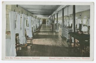 Reproduction colorisée d’une photographie montrant une salle rectangulaire où se trouvent plusieurs lits en rangée. Les lits sont entourés de voilages et une chaise se trouve au pied de chacun.