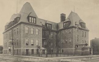 Carte postale montrant le bâtiment de l’école Riverside