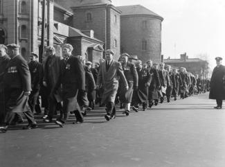 D'anciens militaires défilent dans une rue de Montréal