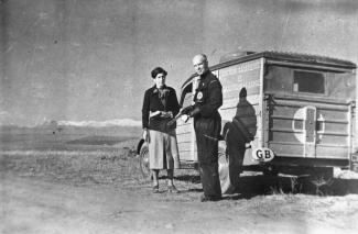 Photo en noir et blanc d'un médecin et d'une infirmière devant une camionnette.